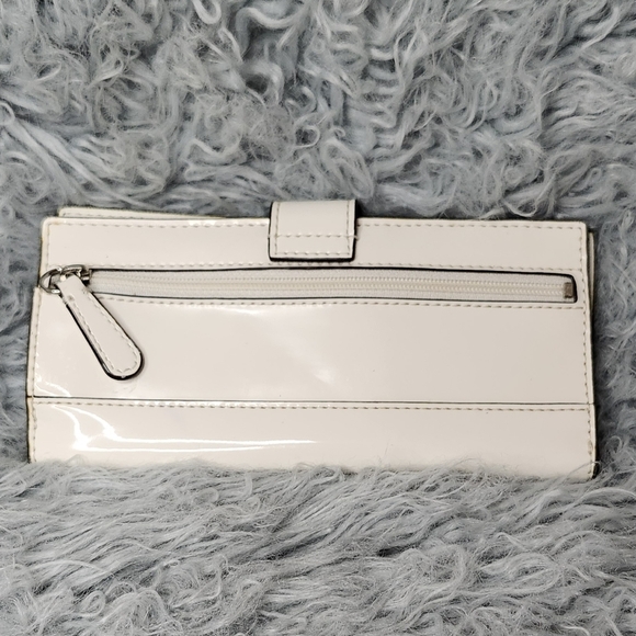 Coach Ivory Patent Leather wallet, bifold, snap closure with Stud detail - Picture 2 of 8